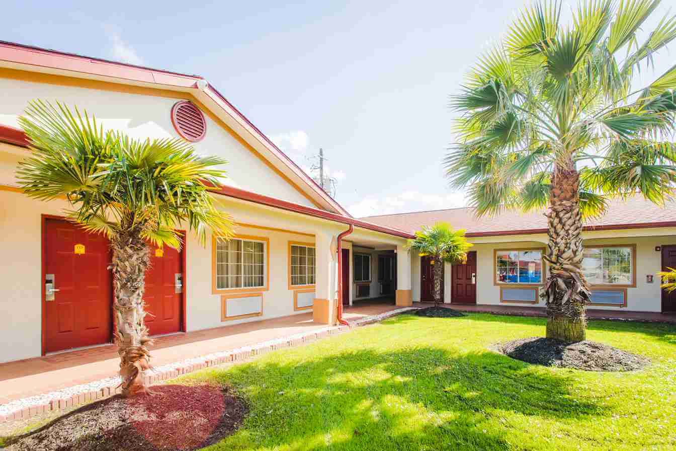 Palace Inn Pasadena @ TX-225 & Richey St