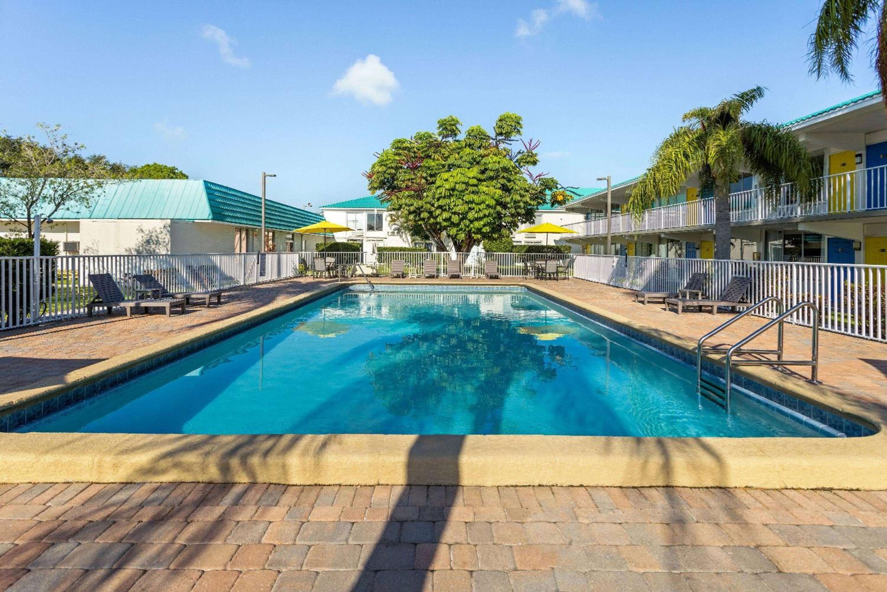 Days Inn & Suites by Wyndham Fort Pierce Midtown