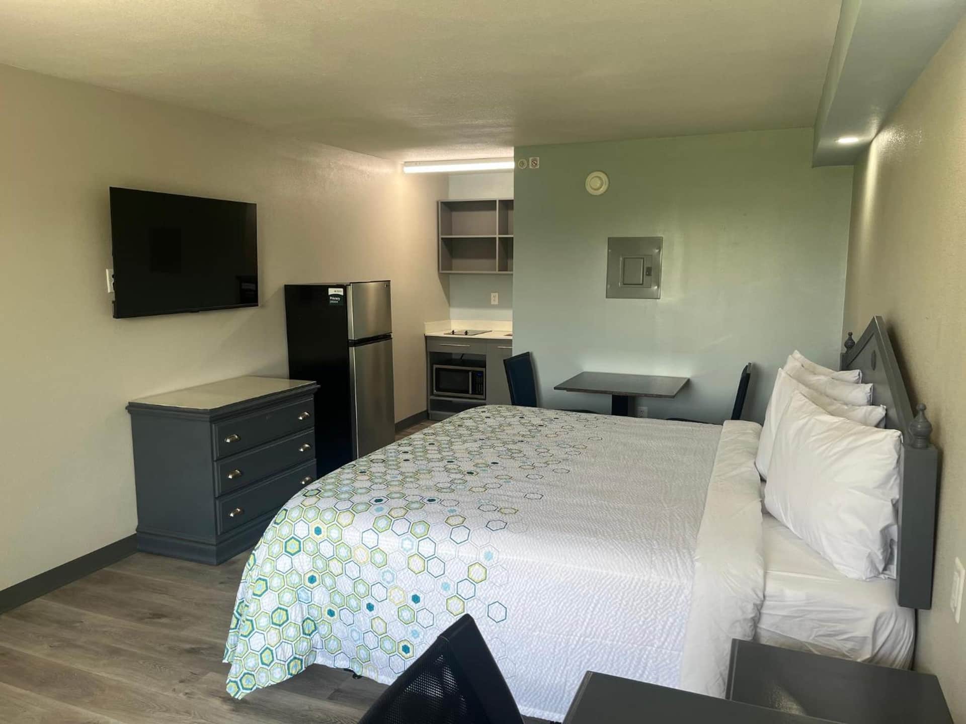 HomeTowne Suites Athens TN