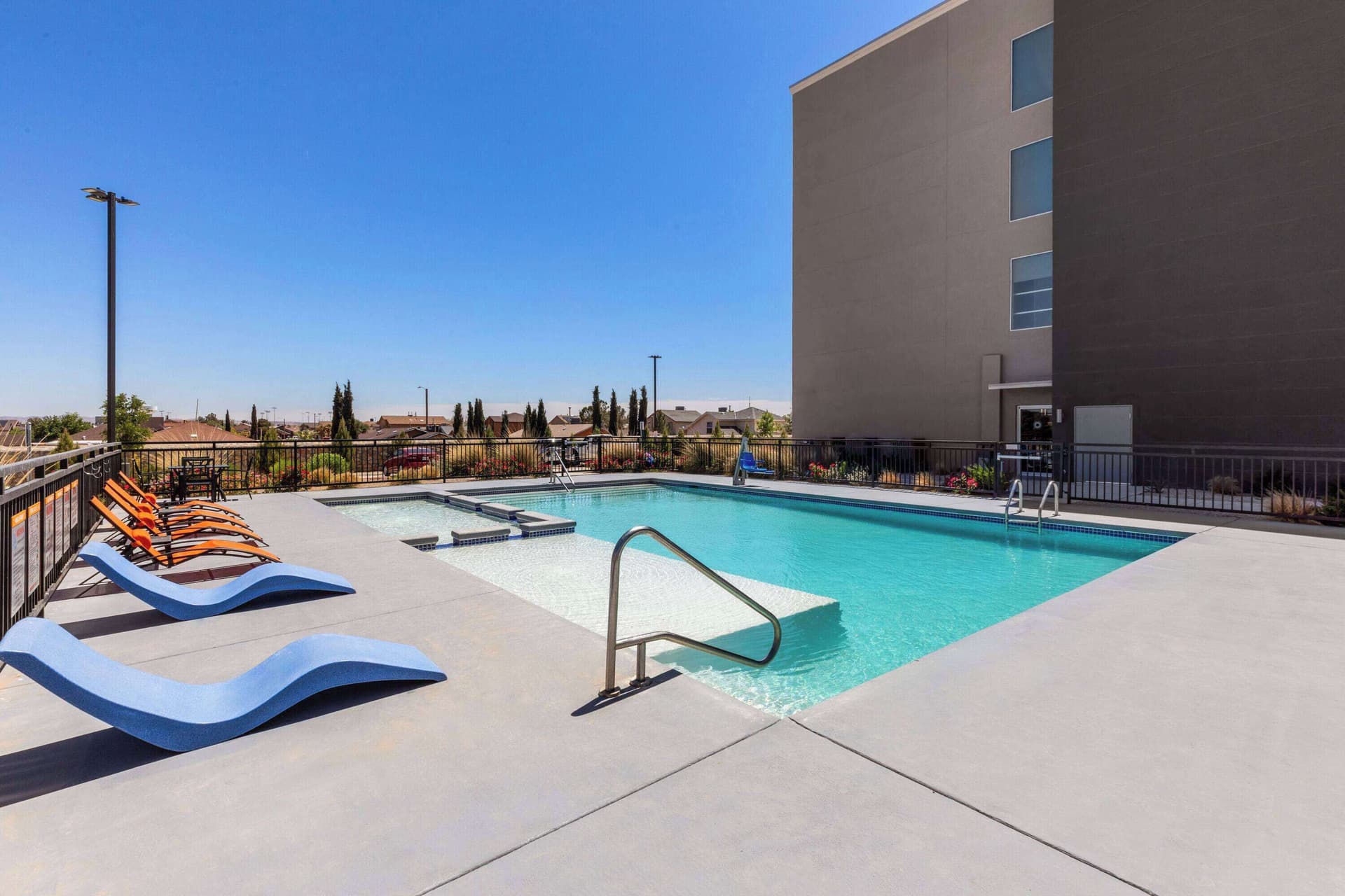 La Quinta Inn & Suites by Wyndham El Paso East Loop-375